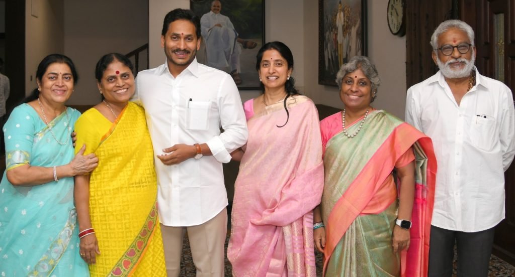 తన నివాసంలో అమ్మ విజయమ్మ, భార్య భారతి, బాబాయ్ వై.వి సుబ్బారెడ్డి దంపతులతో సీఎం జగన్